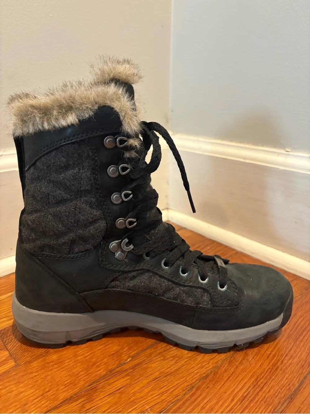 Danner Women's Black Winter Lace-Up Boots with Faux Fur Collar, size 8
